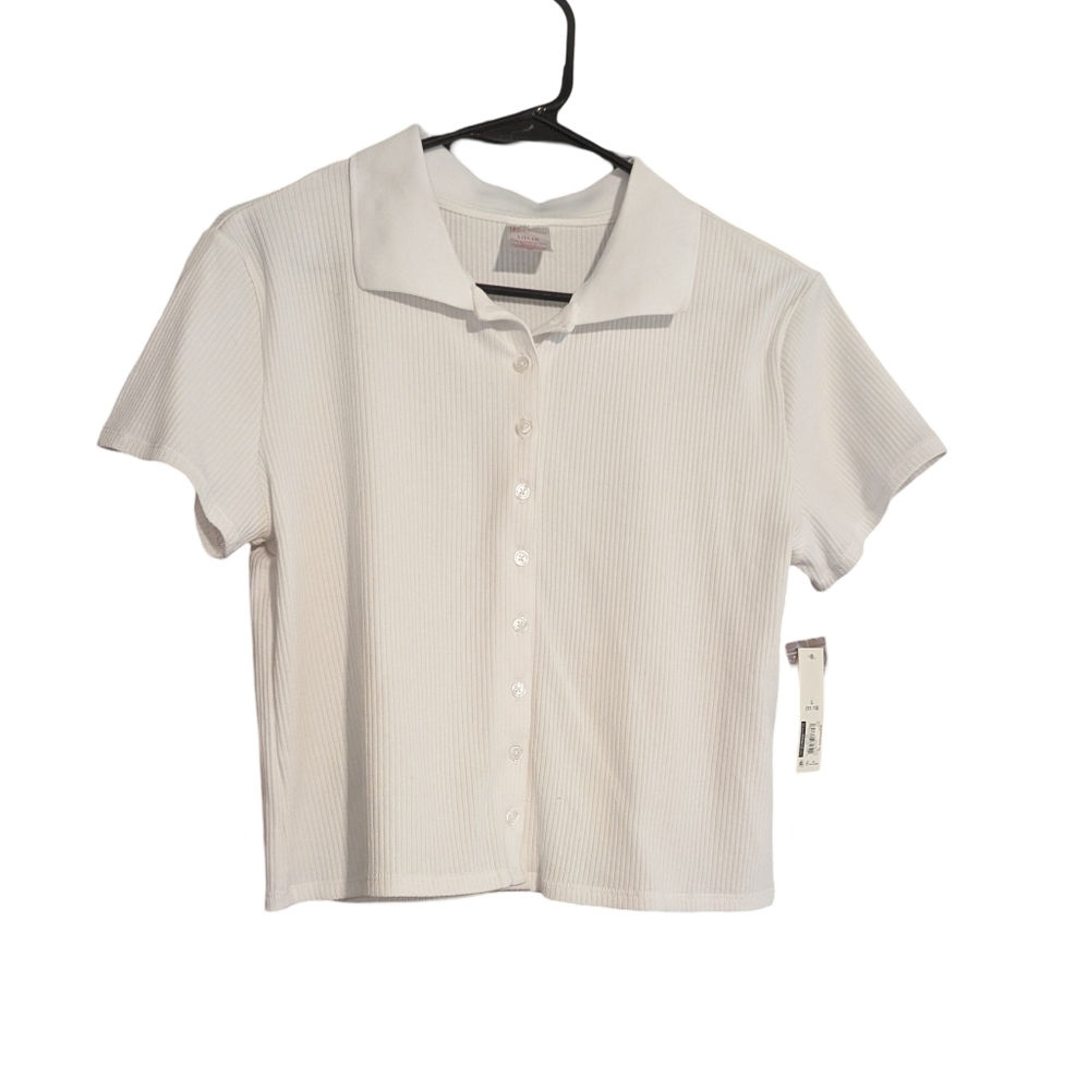 Cropped white collared top.